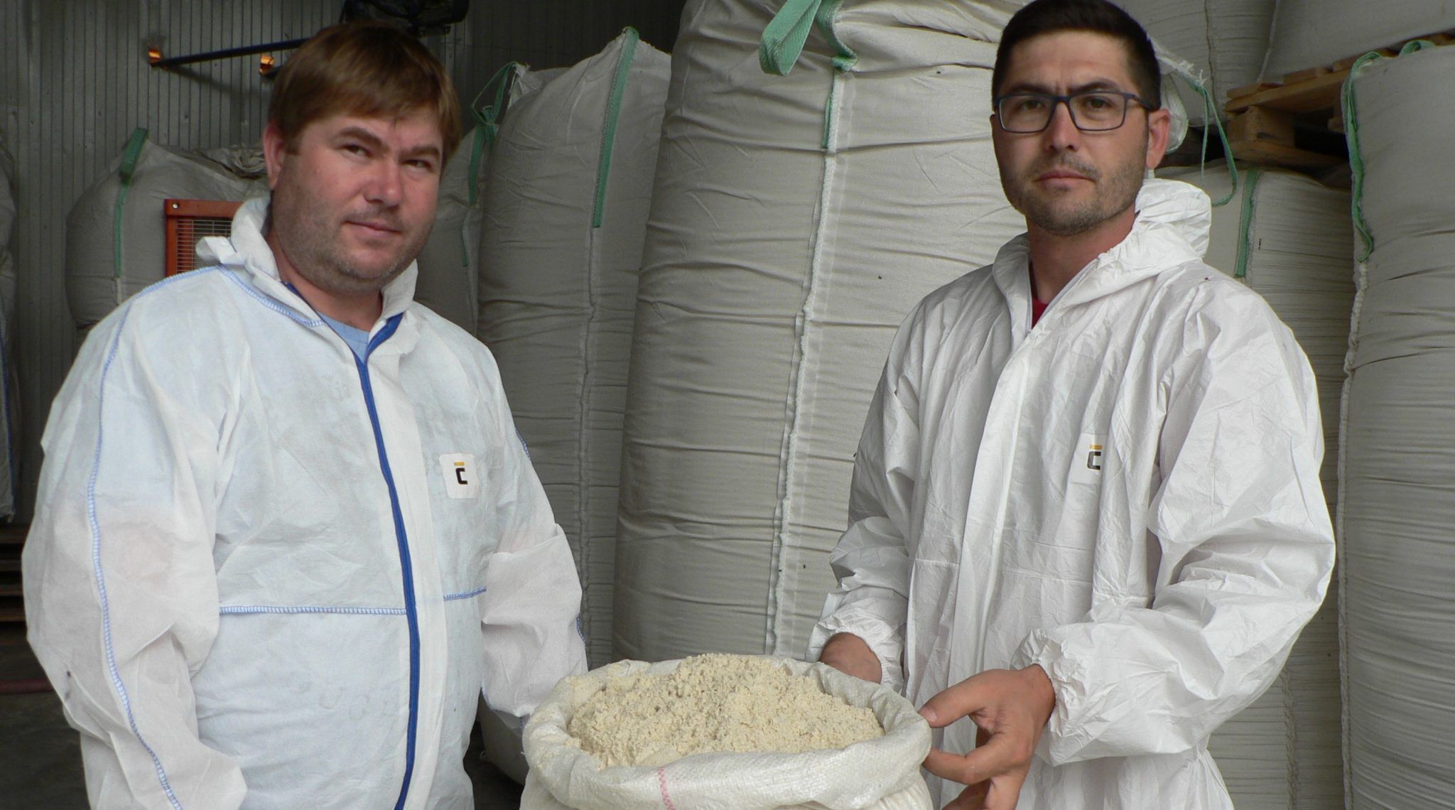 
                
                    Doi frați din Strășeni au pus pe roate o afacere unică în Moldova. Aceștia reciclează penele de pasăre, pe care le transformă în proteine (reportaj realizat de ProTV Chișinău)
                
                